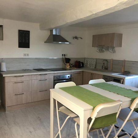 Le Petit Saint Clair Apartment Тригaнс Екстериор снимка