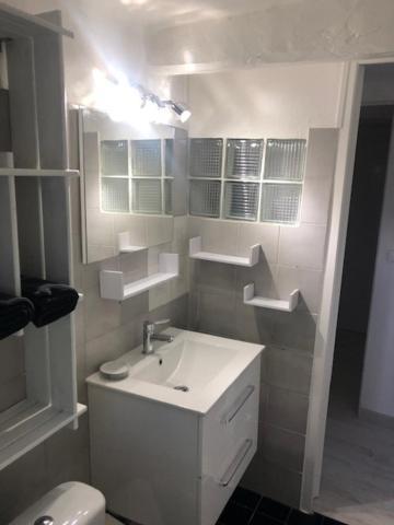 Le Petit Saint Clair Apartment Тригaнс Екстериор снимка