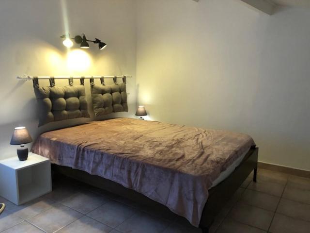 Le Petit Saint Clair Apartment Тригaнс Екстериор снимка