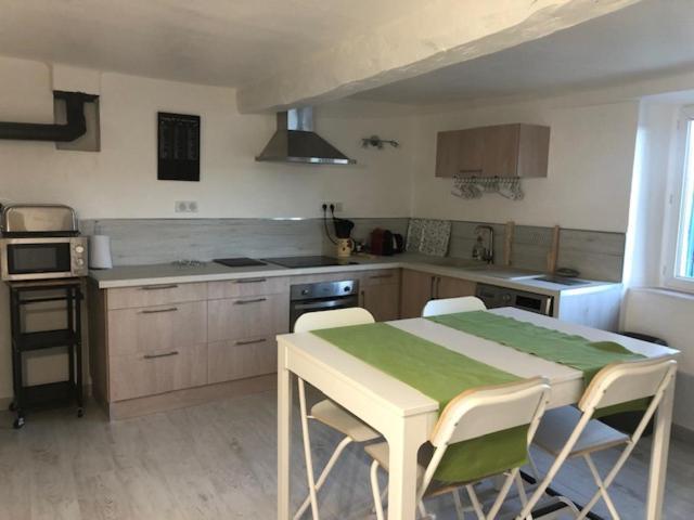 Le Petit Saint Clair Apartment Тригaнс Екстериор снимка